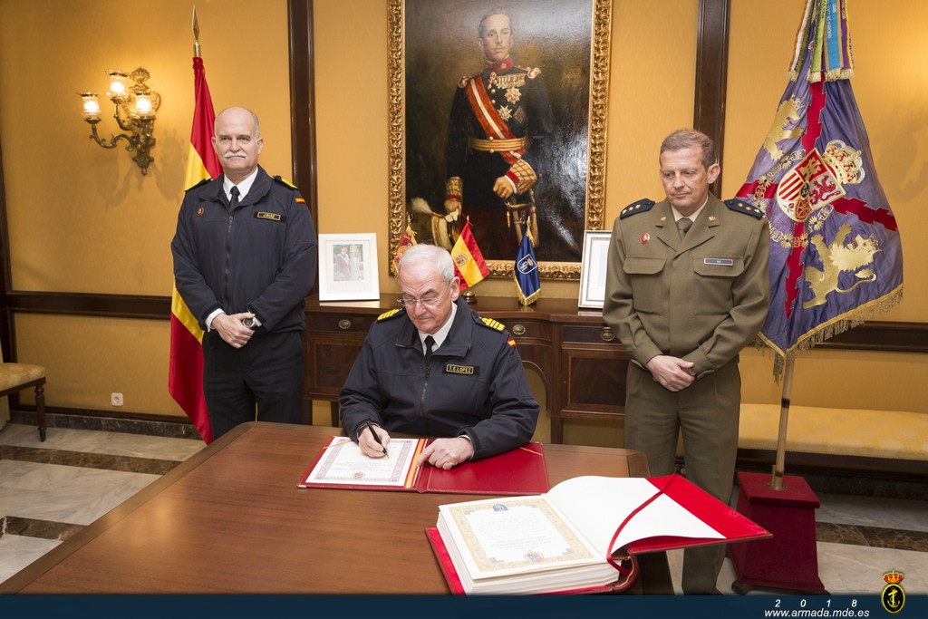 AJEMA firma en el Libro de Honor de la Guardia Real